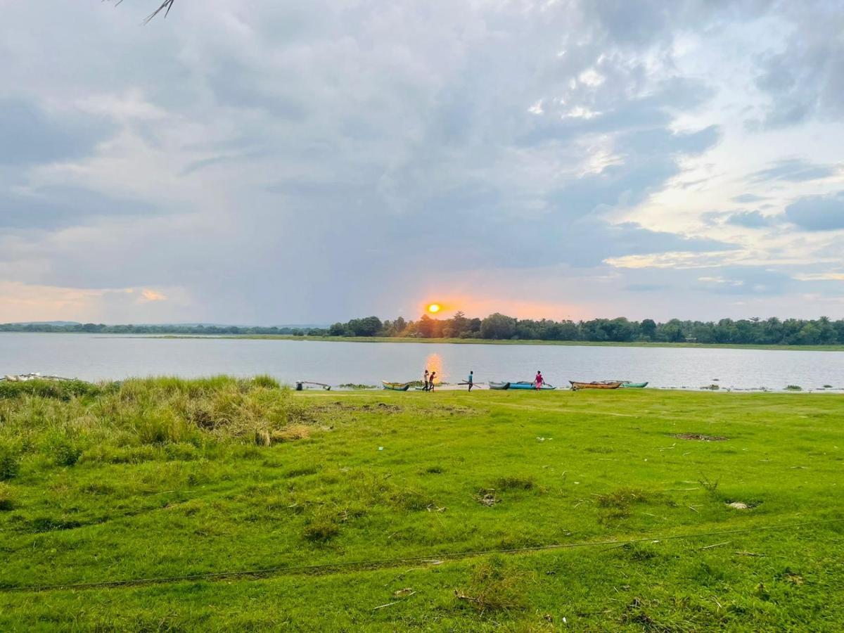Hotel Lake Park Полонарува Екстериор снимка