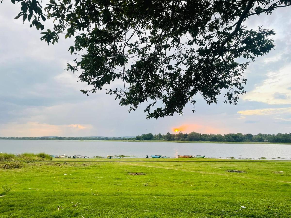 Hotel Lake Park Полонарува Екстериор снимка