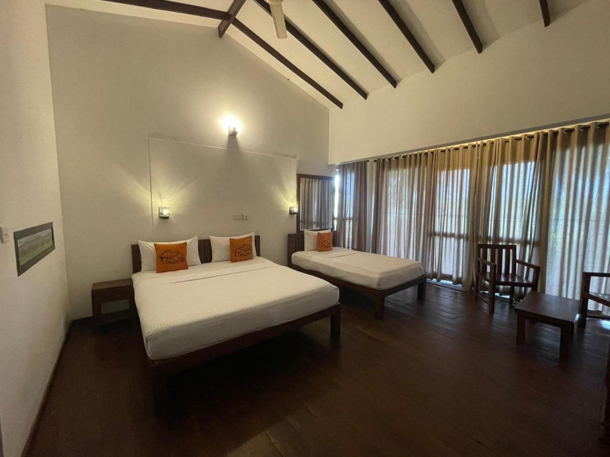 Hotel Lake Park Полонарува Екстериор снимка