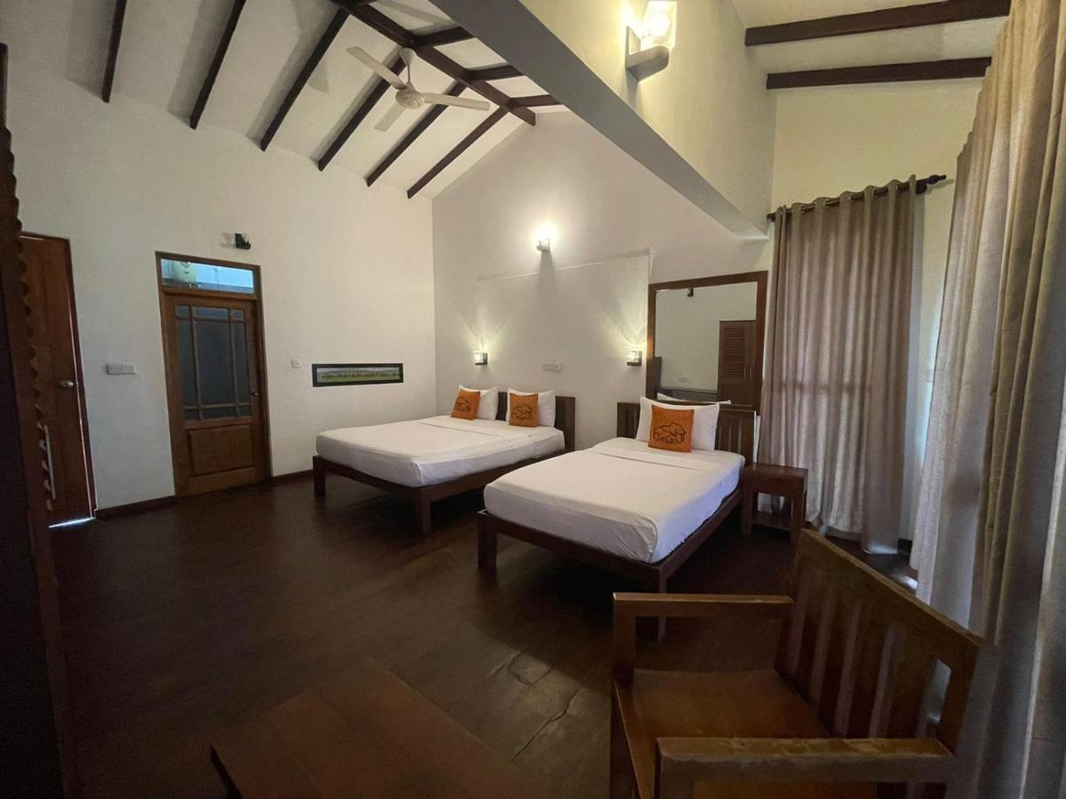 Hotel Lake Park Полонарува Екстериор снимка