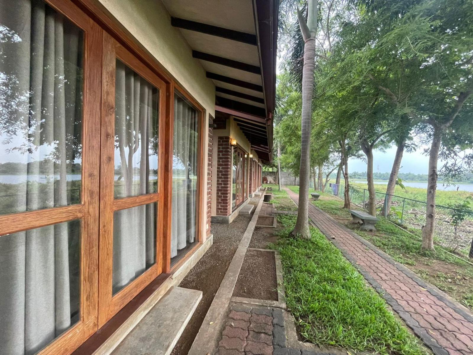 Hotel Lake Park Полонарува Екстериор снимка